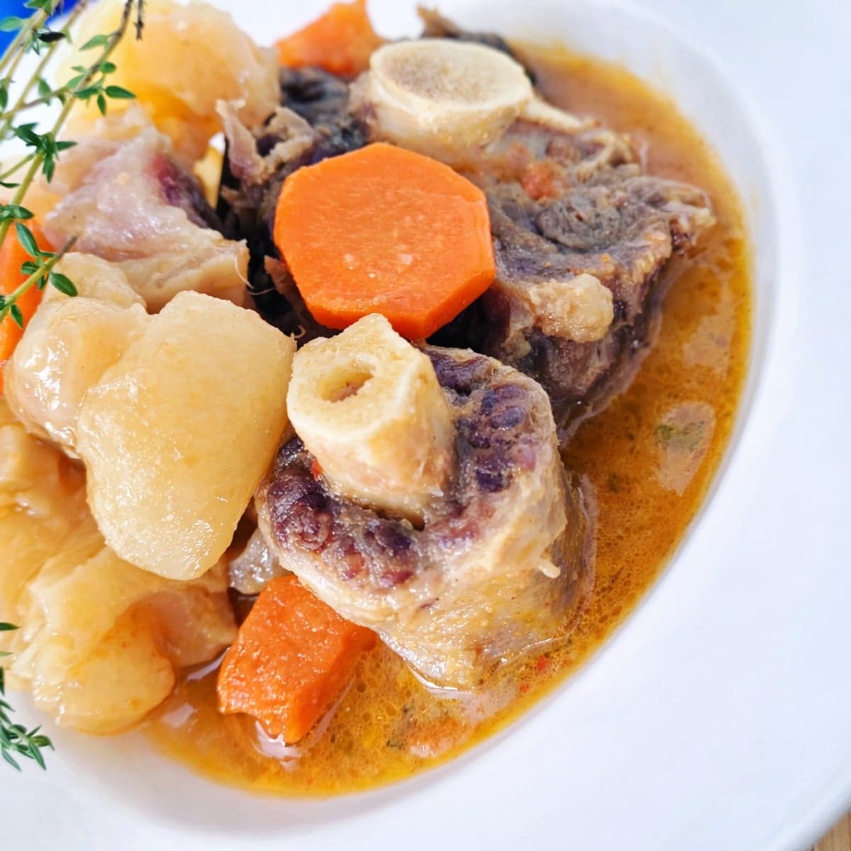 Bouillon de queue de patte de boeuf.