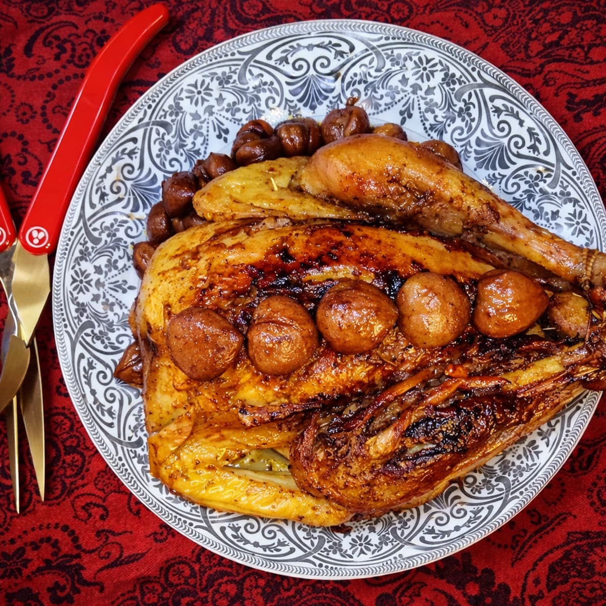 Chapon fermier aux châtaignes et son confit d’oignons à la moutarde