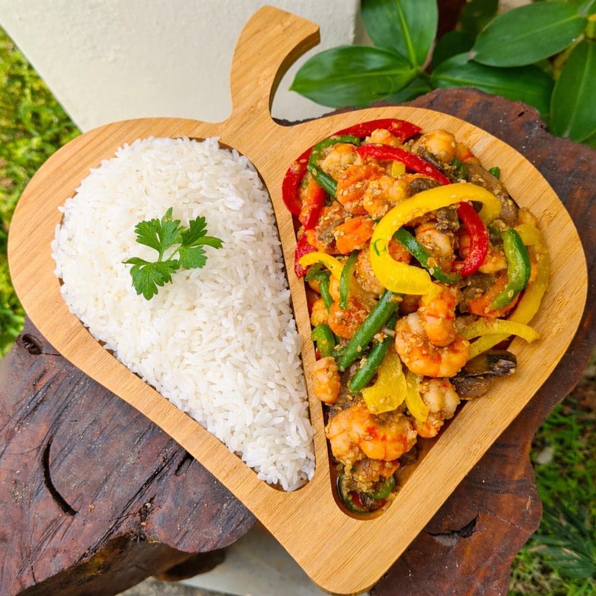 Crevettes et champignons sautés aux légumes et son acolyte de riz by lolo