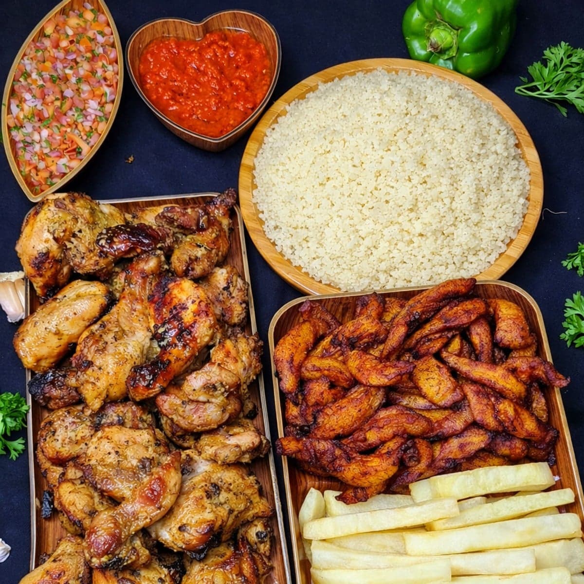 Fricassé de poulet grillé, accompagnement au choix(frites d’igname, alloco ou atiekè