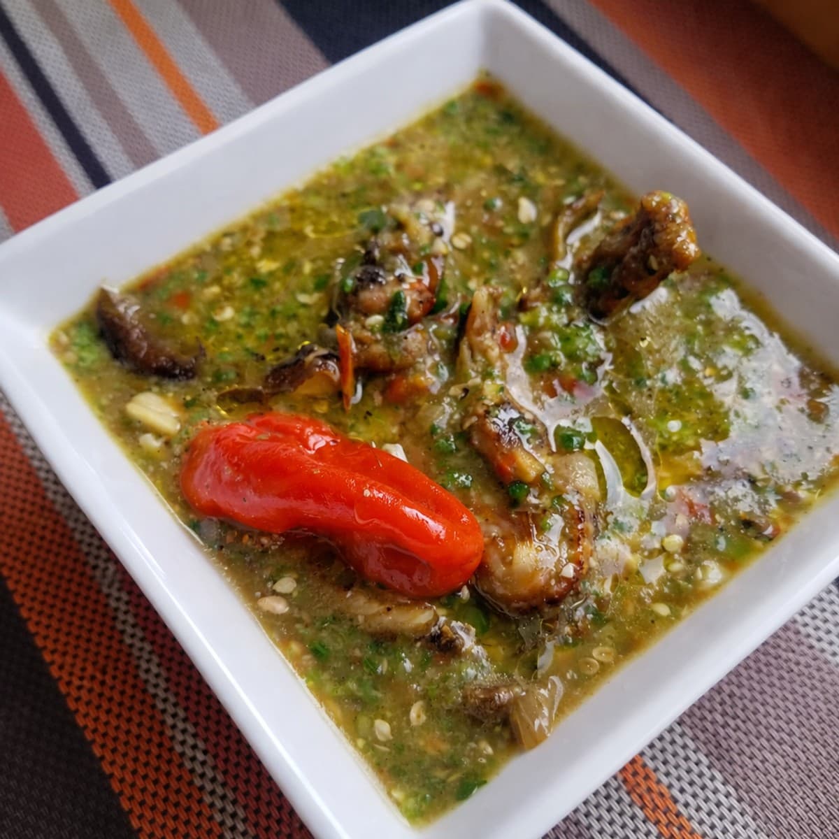La sauce gombo au poulet fumé