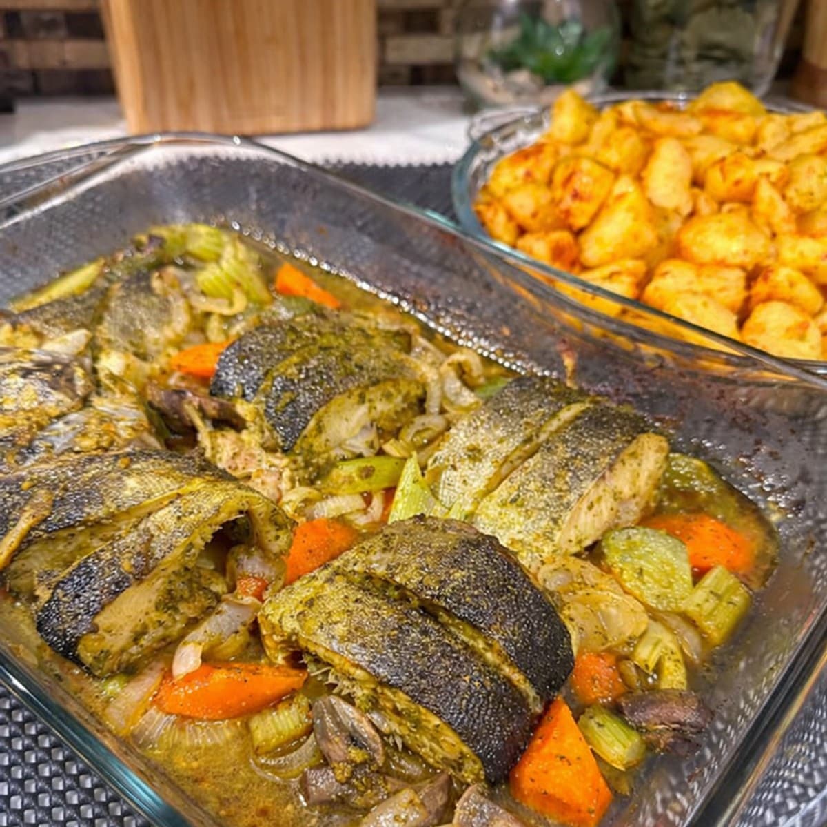 Poisson au four et pommes de terre comme accompagnement