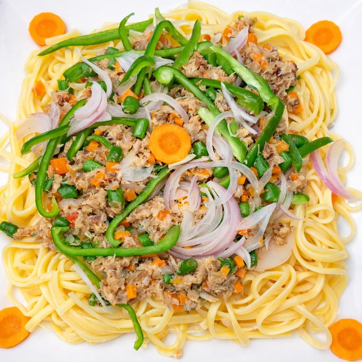 Poisson haché sur son nid de spaghetti