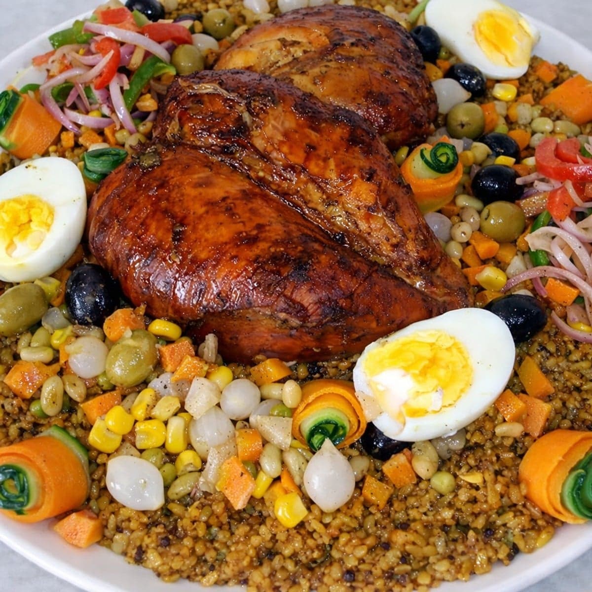 Riz à la viande et crudités