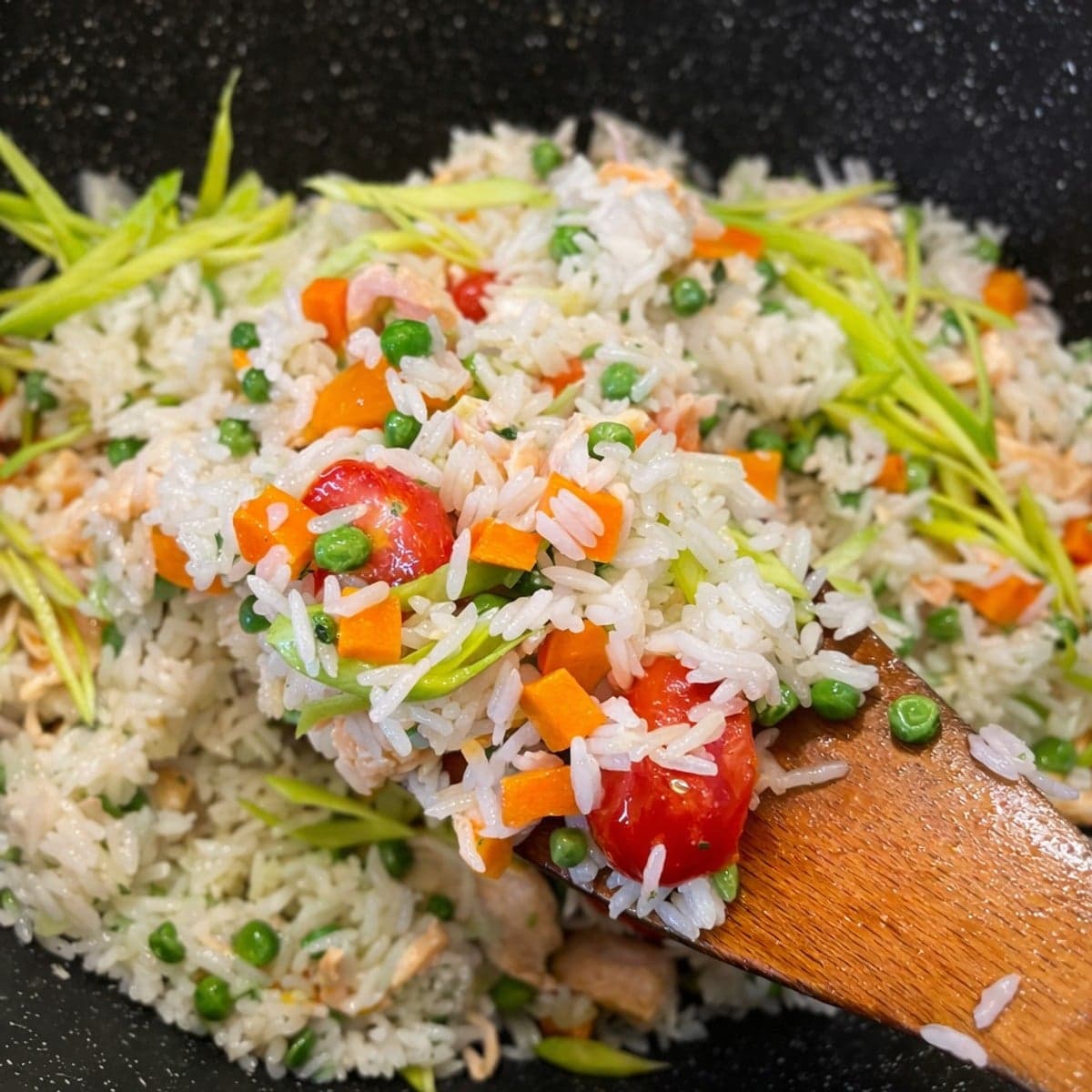 Riz au saumon façon asiatique.