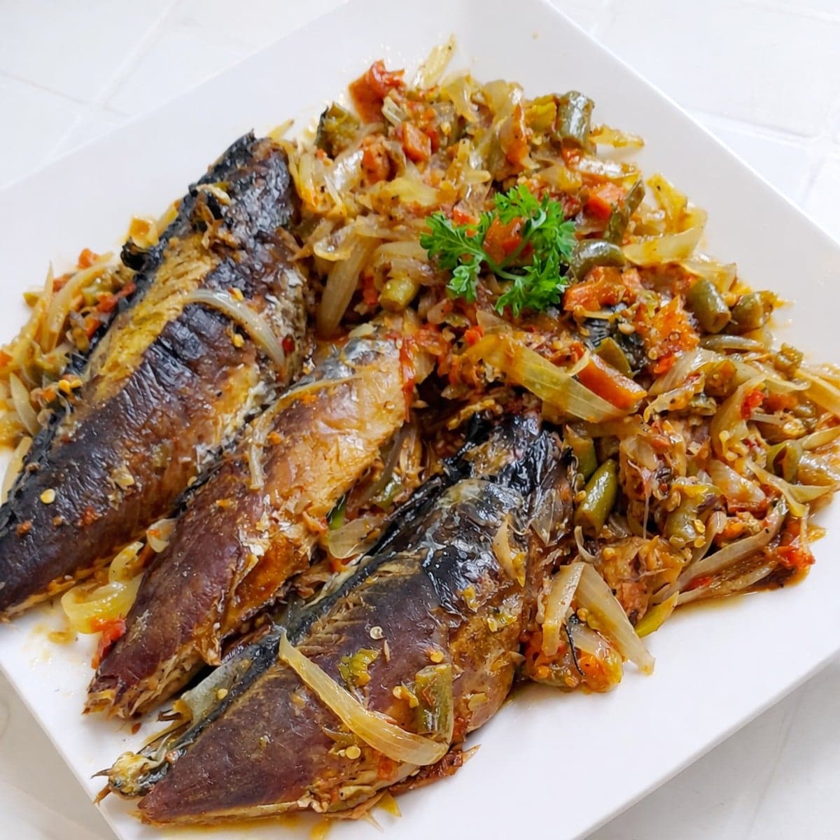 Sauté de poisson maquereau fumé tout en un