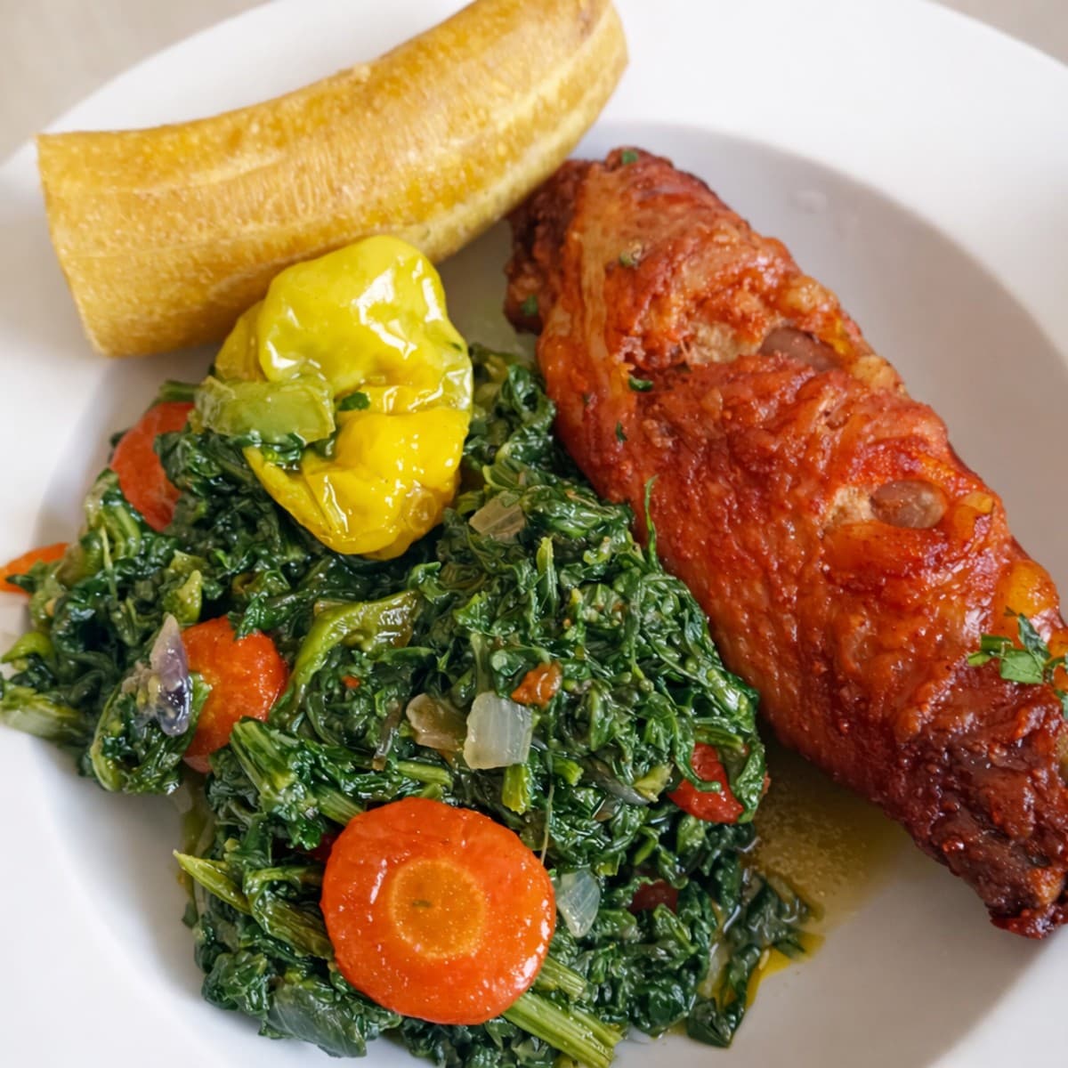 Aileron de dinde et légumes sautés accompagnés des bananes plantains.