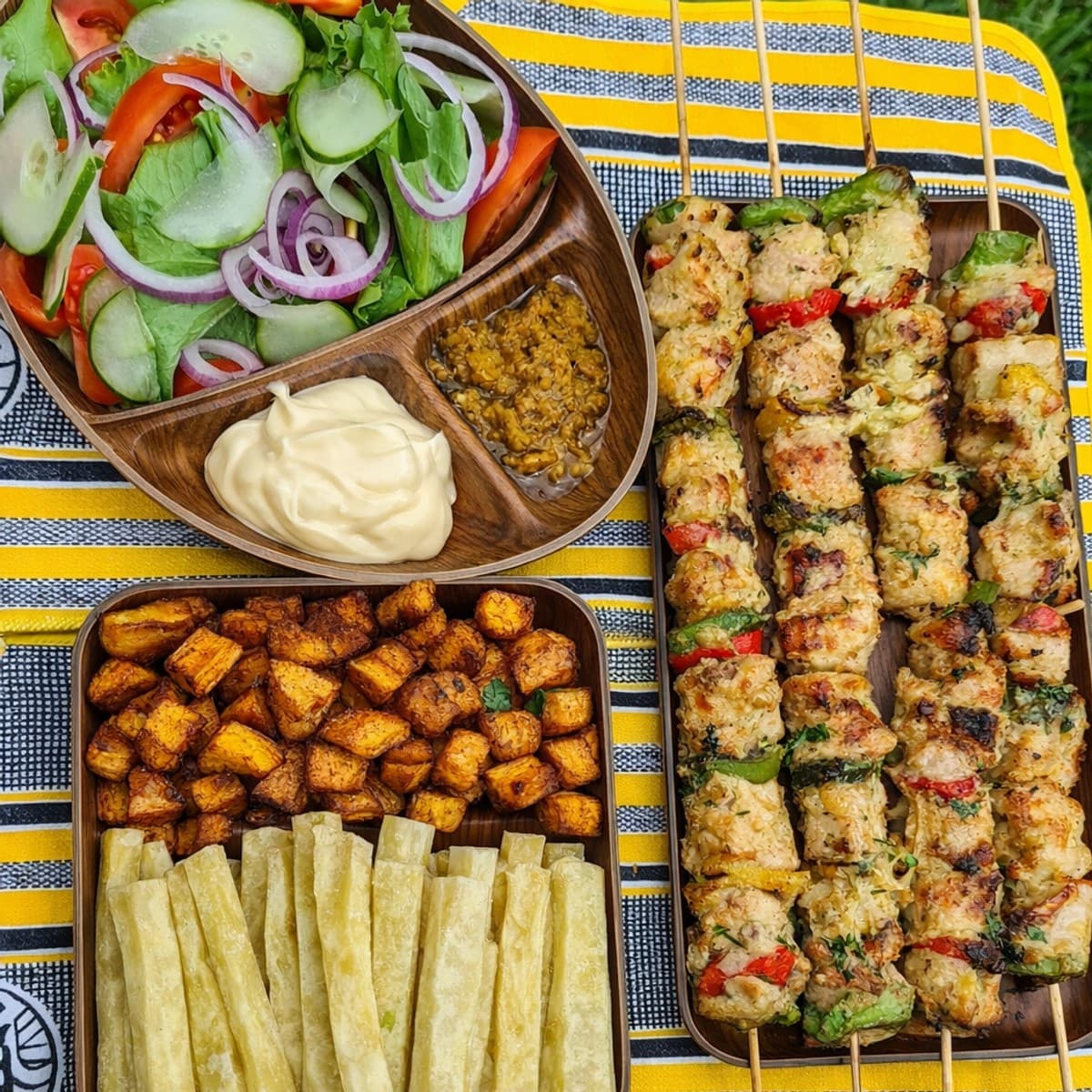 Brochettes de poulet mariné à la mayonnaise et ses assortiments by lolo