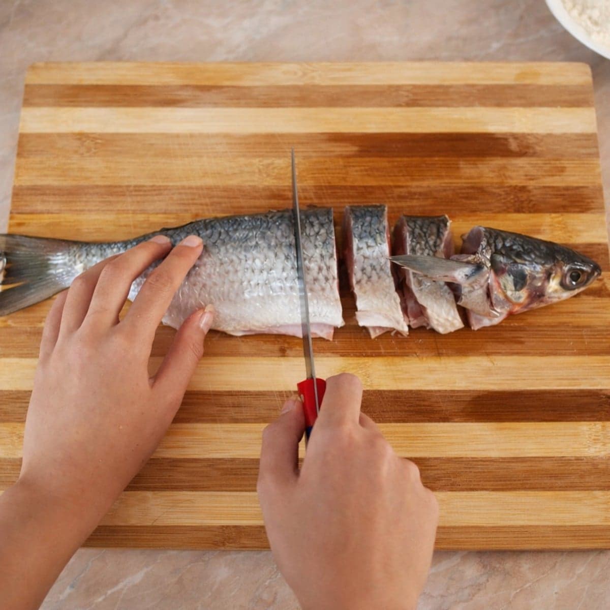 Comment éliminer des odeurs de oignon, poisson, ail… après la cuisine