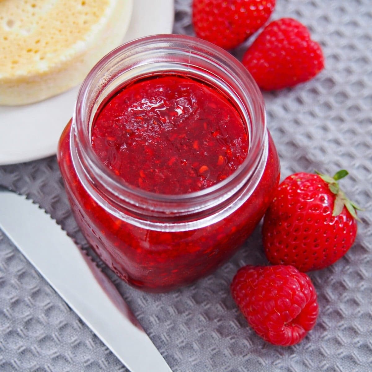 Confiture fait maison à la framboise.