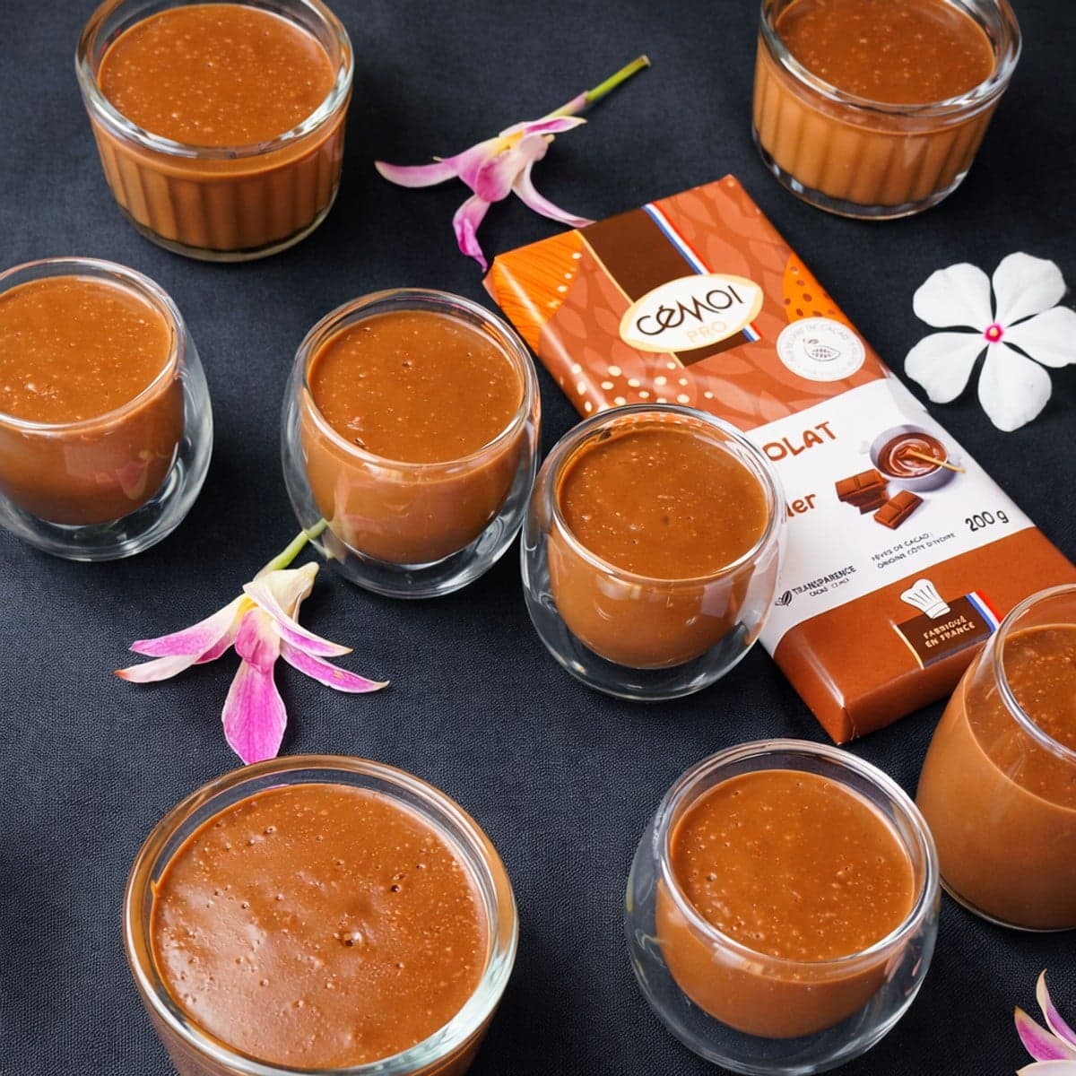 Crème dessert au chocolat noir et poudre de cacao