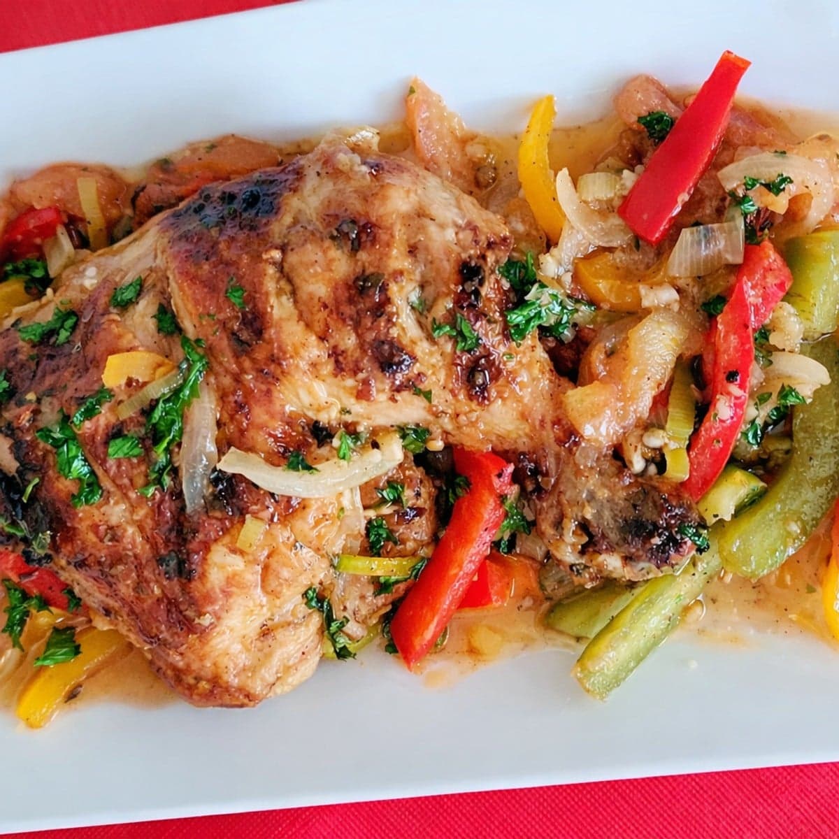 Du poulet aux poivrons accompagné de pommes de terre rissolées au curry et au thym