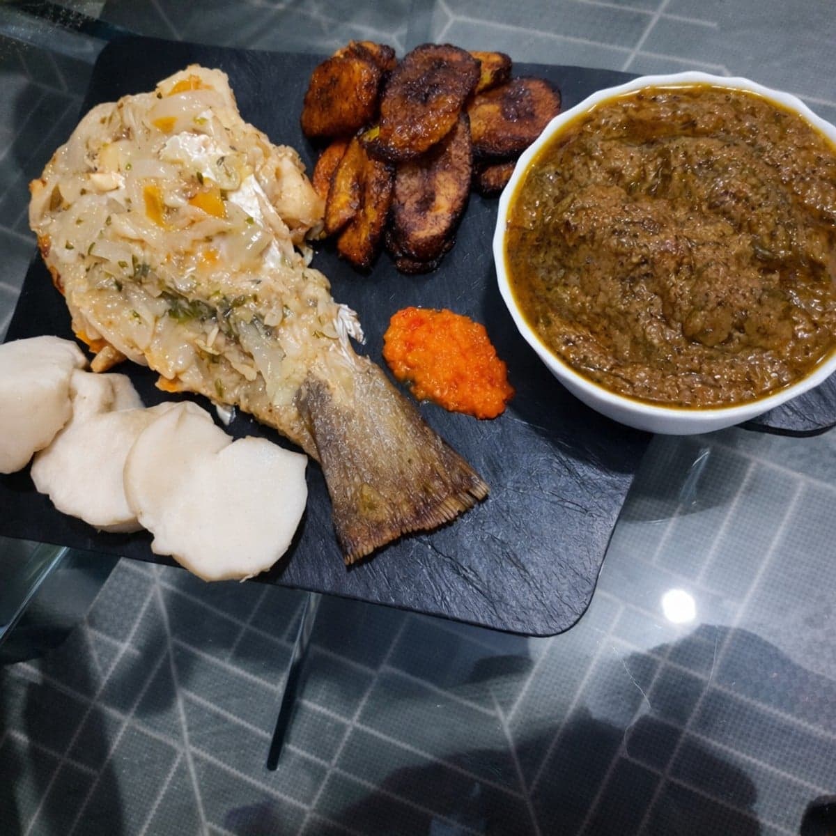 Fumbwa et Makayabu (poisson salé)