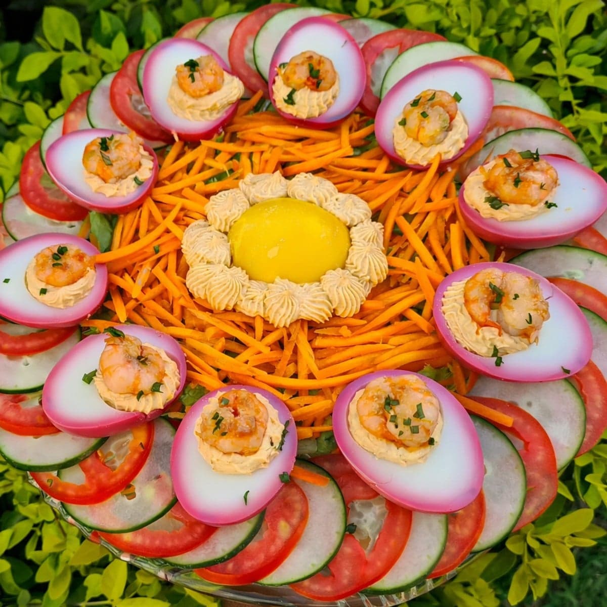 Oeufs farcies aux crevettes sur son nid de petits légumes by lolo