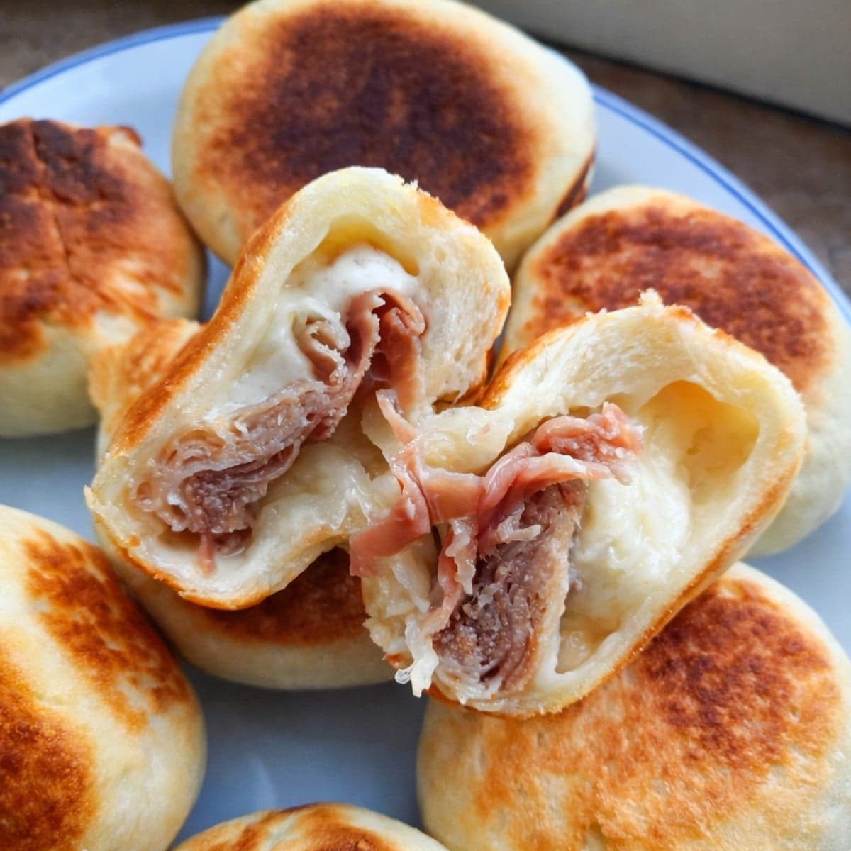 Petits pains farcis au fromage et jambon cru