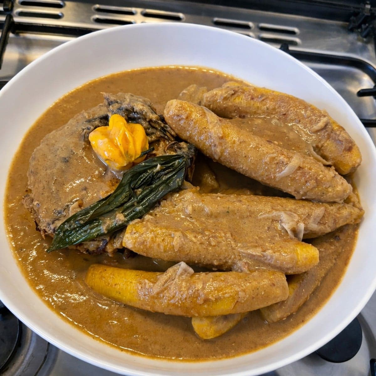 Plantain demi-mûr mijoté à la pâte d’arachide.