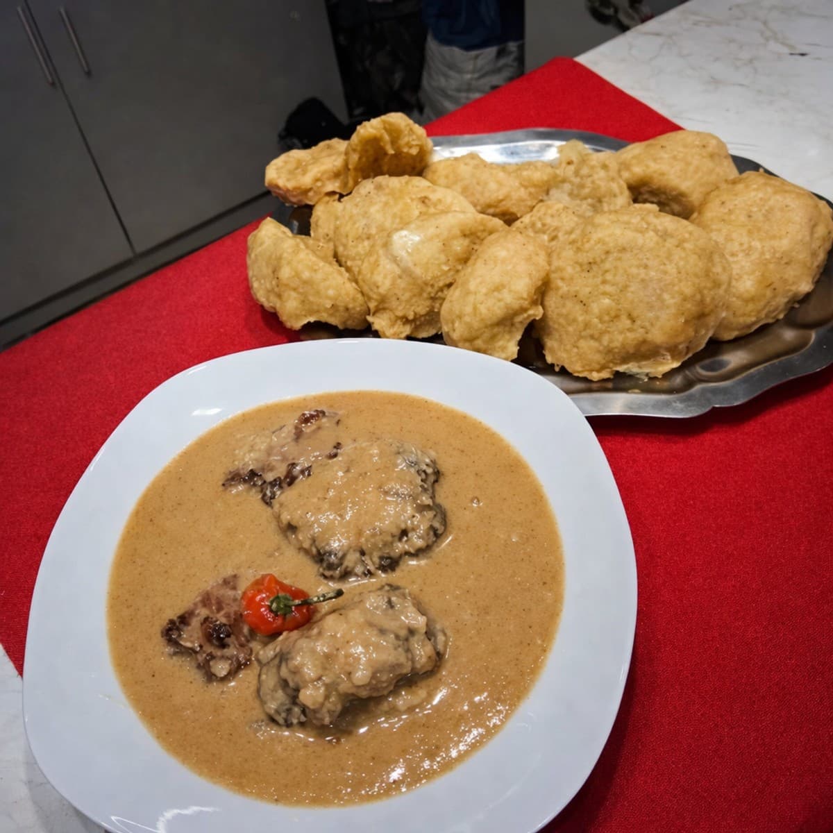 Plantain pilé accompagné de sa savoureuse sauce d’arachide au bœuf fumé