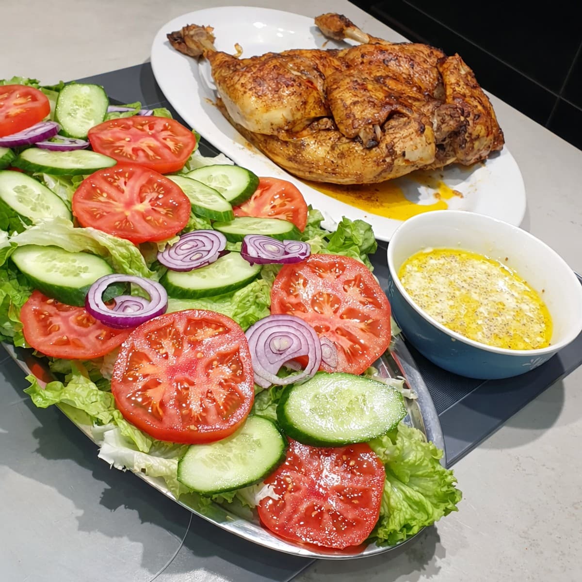 Poulet braisé avec salade