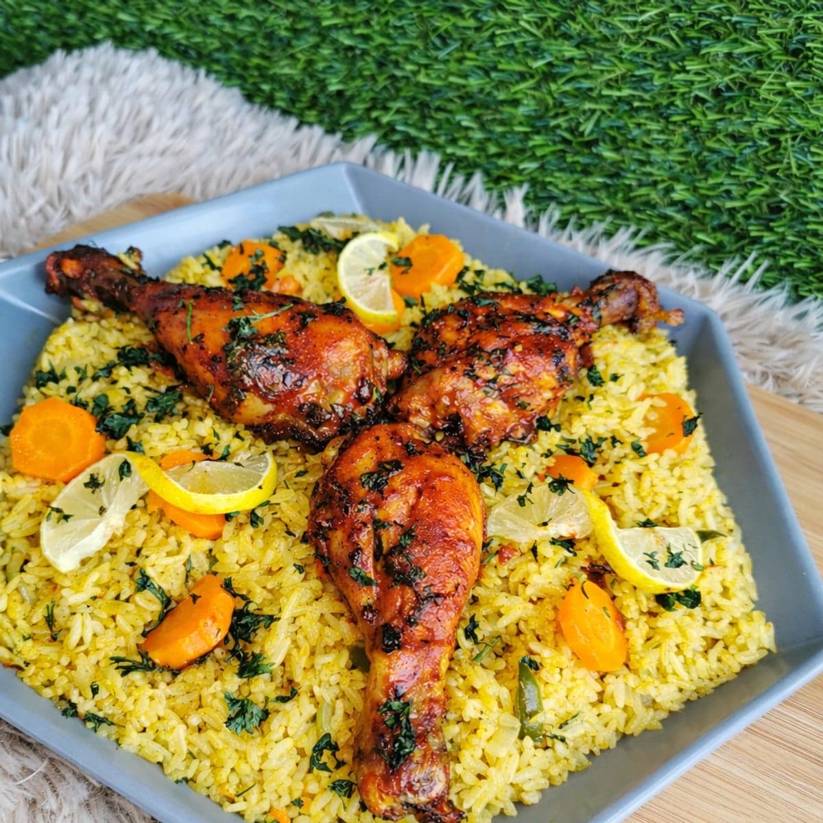 Riz au curry avec des pilons de poulet à la sauce barbecue