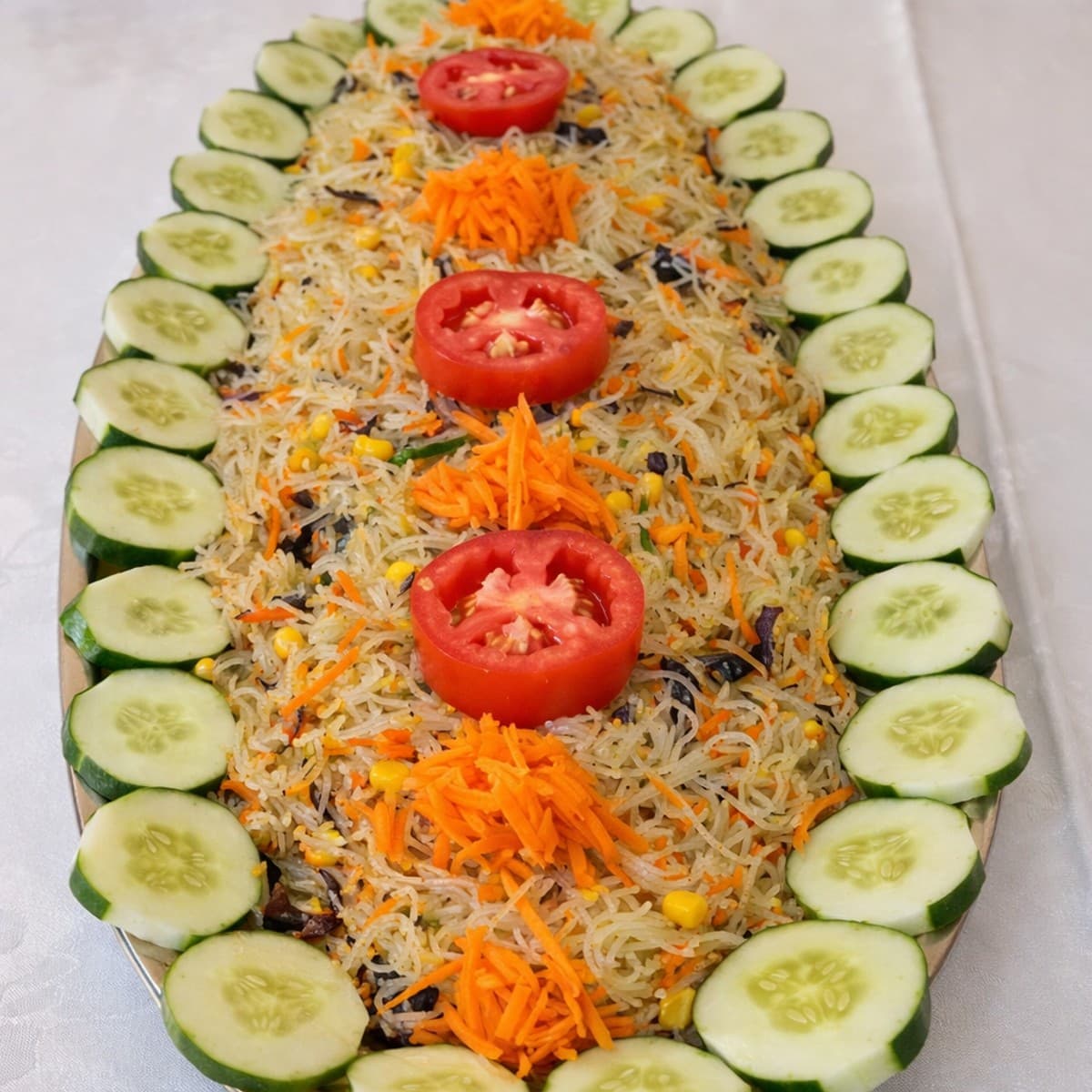 Salade de vermicelles chinoises servie avec une sauce rose