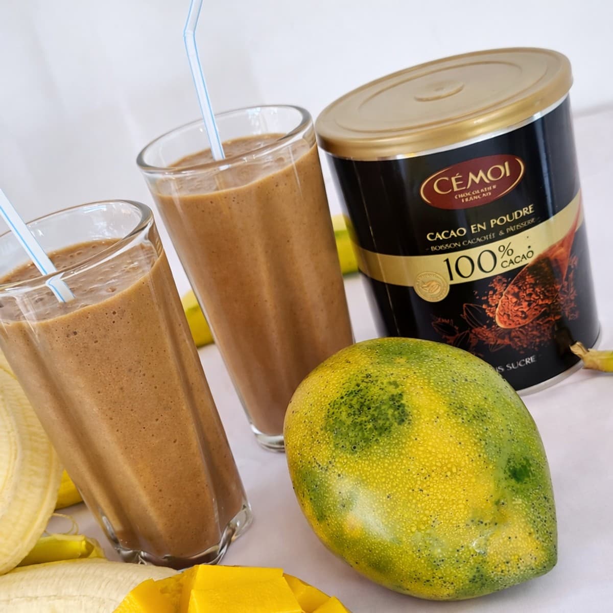 Smoothie mangue banane à la poudre de cacao