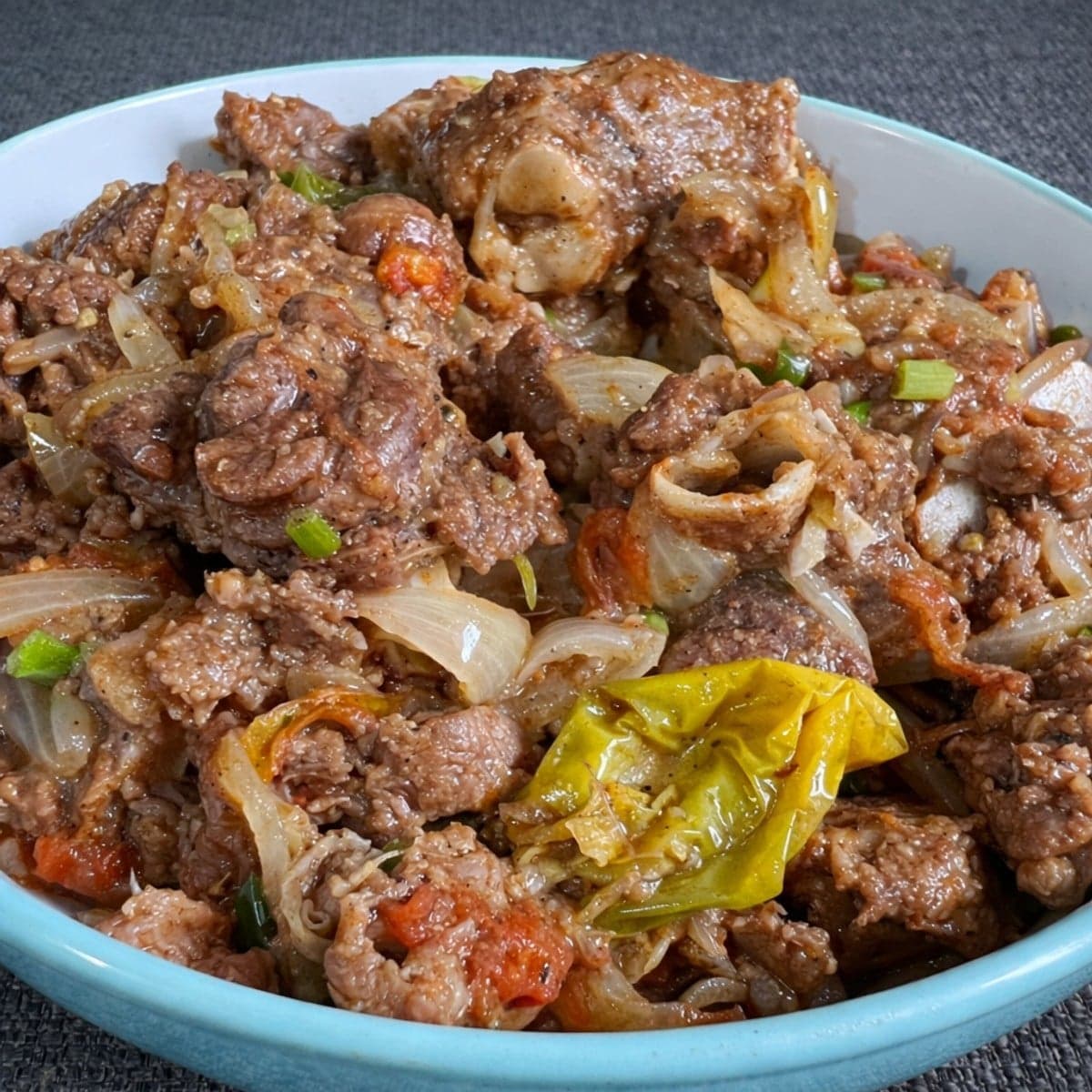 viande de mouton sautée accompagnée de riz gras au soumara.