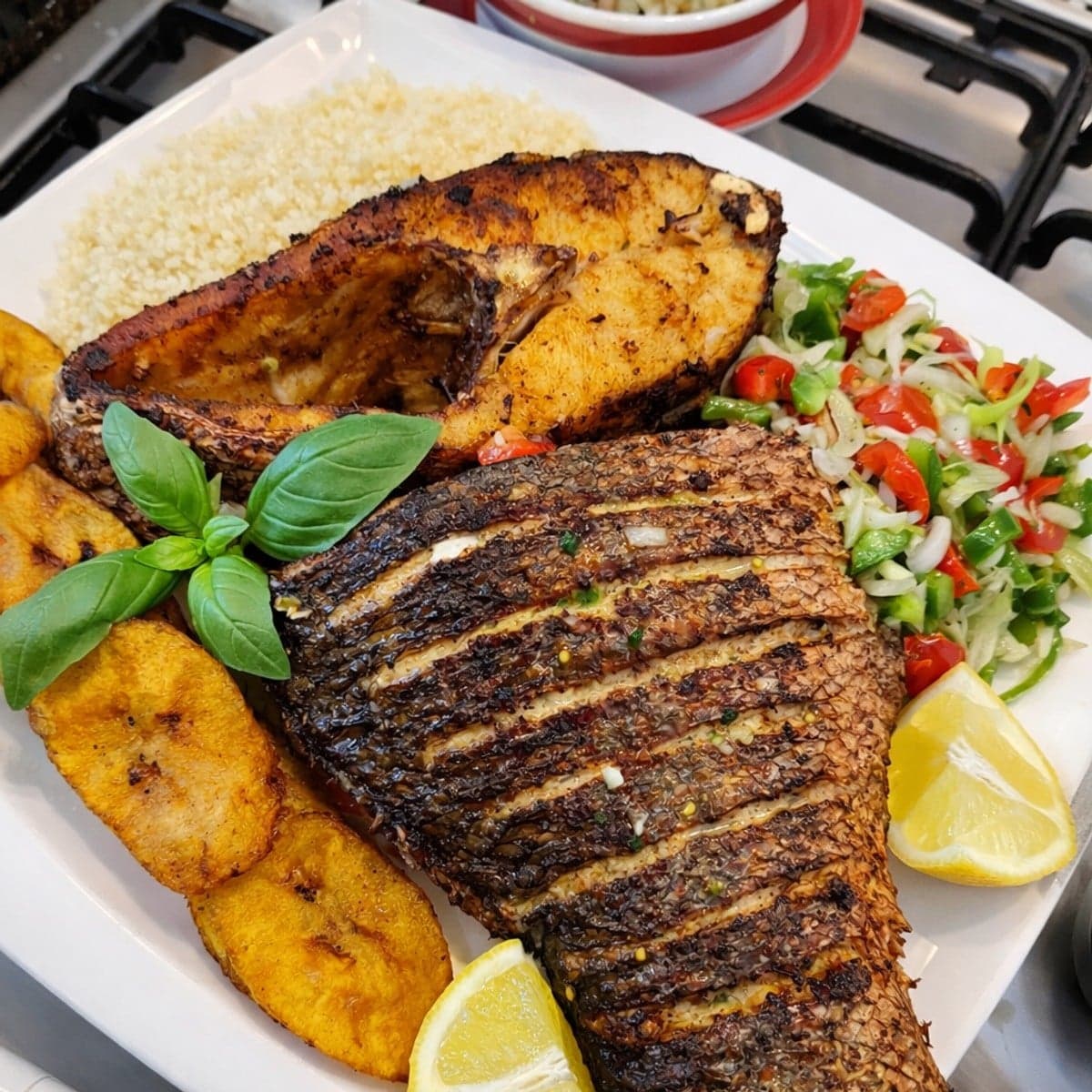 Poisson frit accompagné d’attiéké