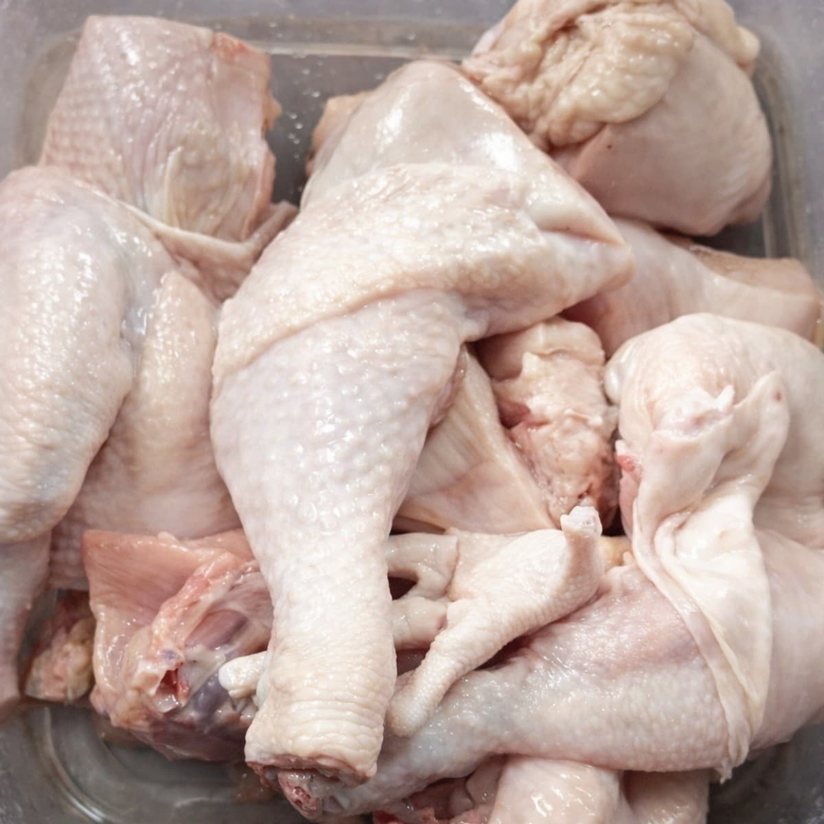 Poulet frit aux herbes : recette dorée et savoureuse