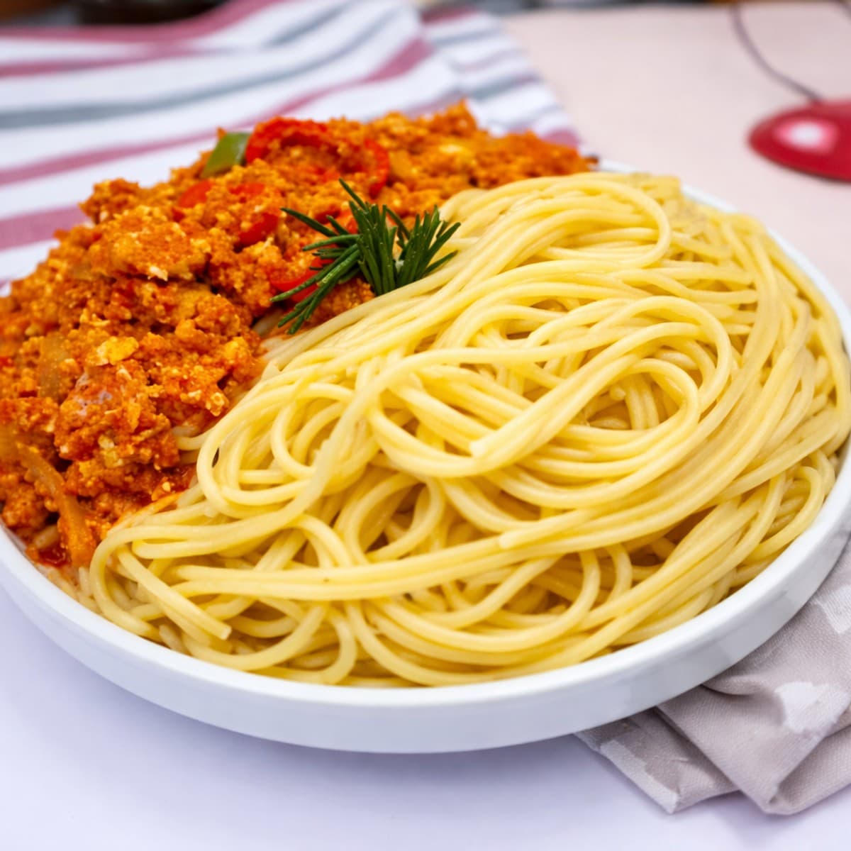 Spaghettis aux oeufs brouillės.