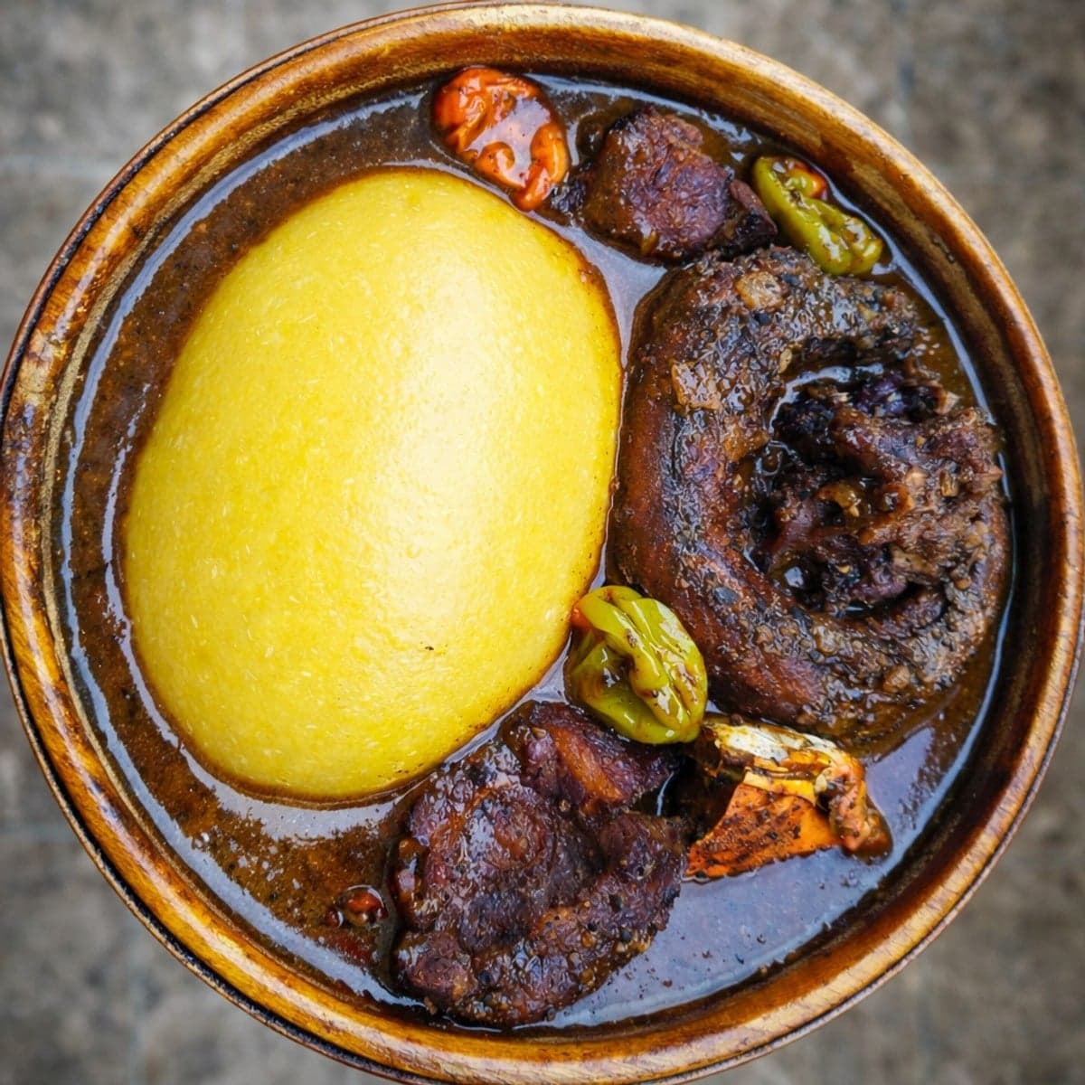 Foutou banane et sauce djoumgblé : recette ivoirienne