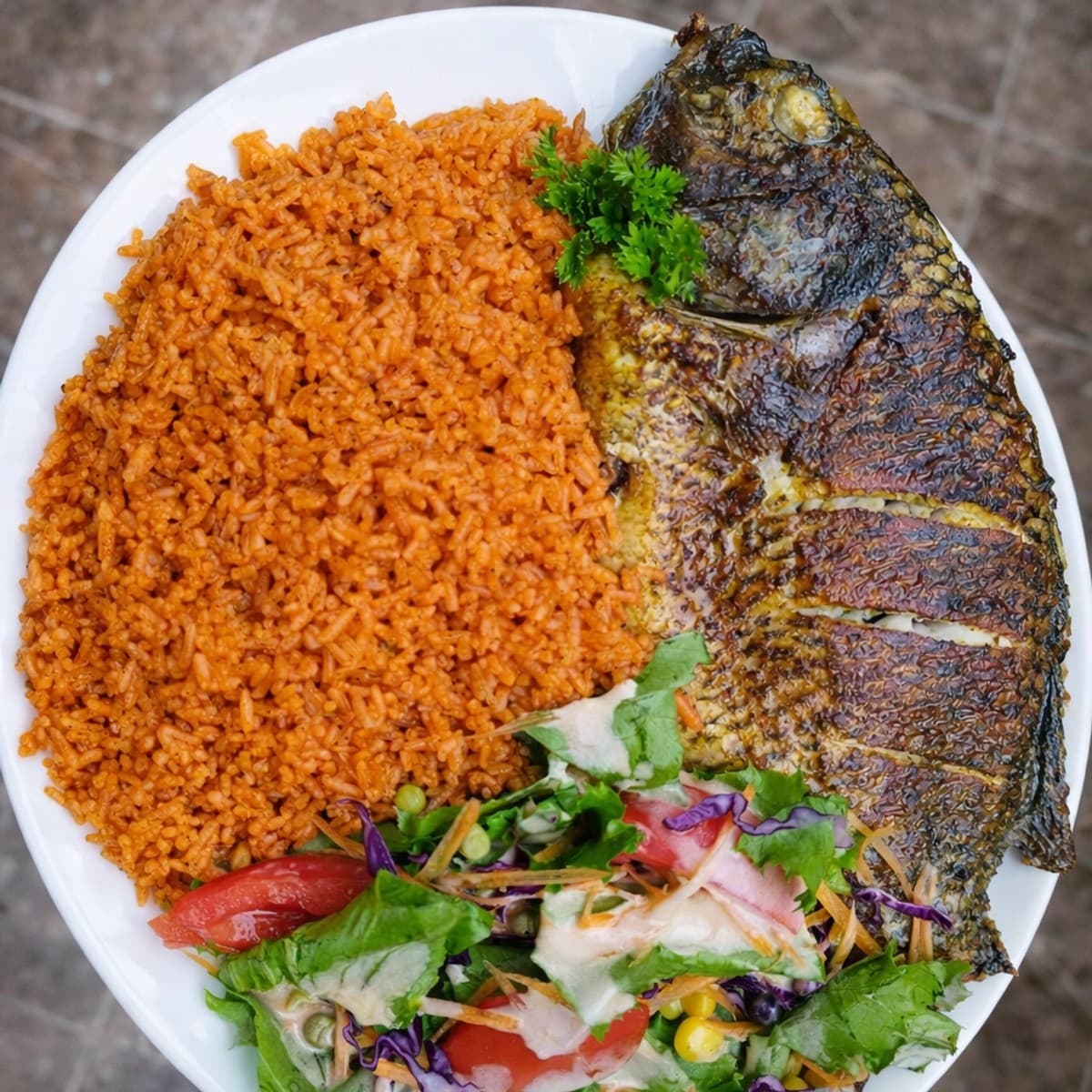 Riz gras au poisson et salade : recette complète