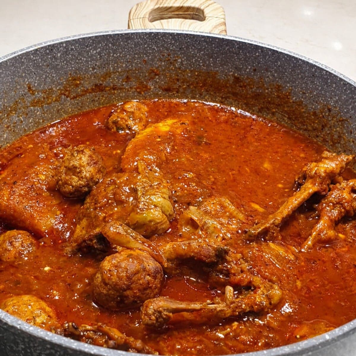 Riz gras doré au poulet : recette africaine facile