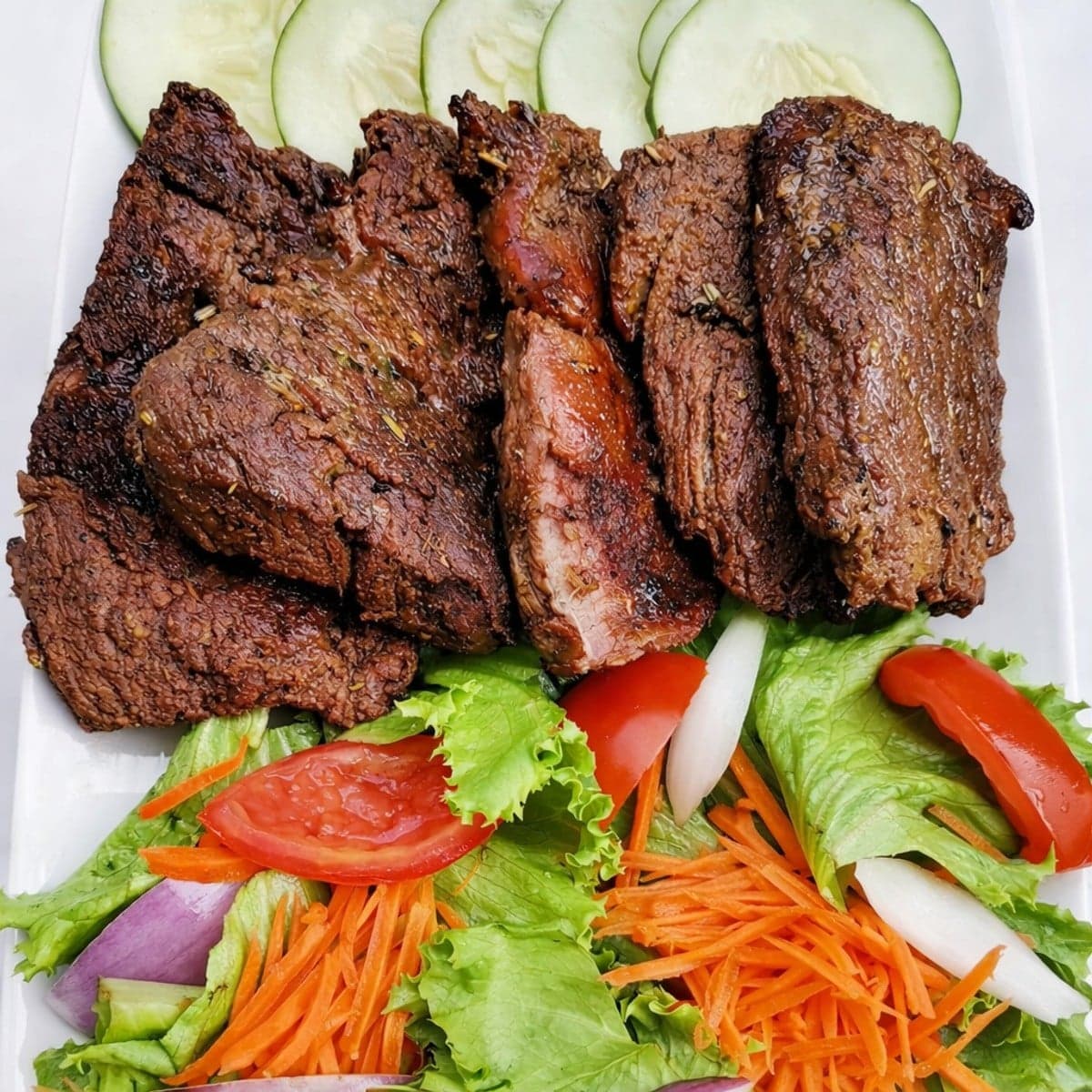 Steak de bœuf grillé et salade fraîche : un duo irrésistible