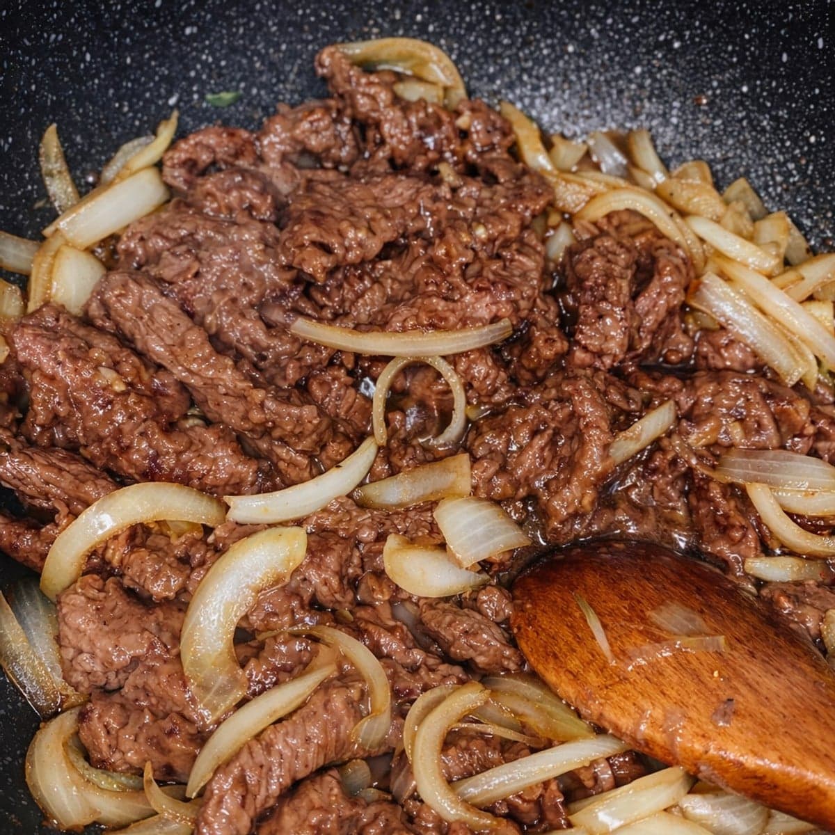 Bœuf aux oignons et riz blanc : recette facile
