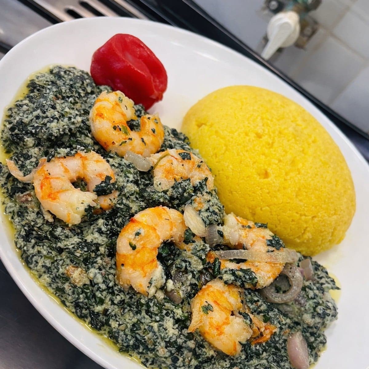 Ndolé et boule de couscous de maïs : recette camerounaise