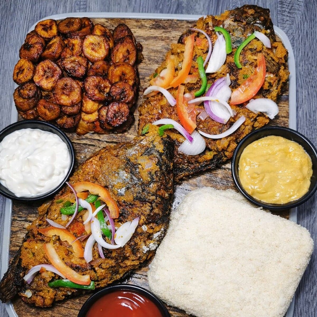 Poisson frit en sauce avec attiéké et alloco
