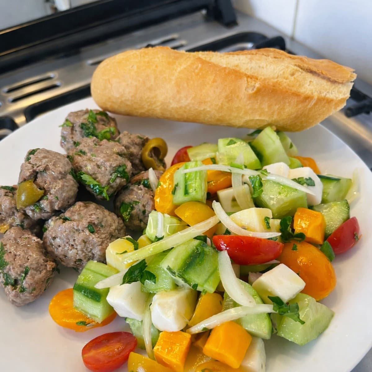 Salade fraîche de boulettes de viande au croquant de concombre