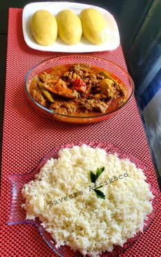 Sauce graine au poulet fumé accompagnée de son foutou banane et de son riz parfumé aux oignons