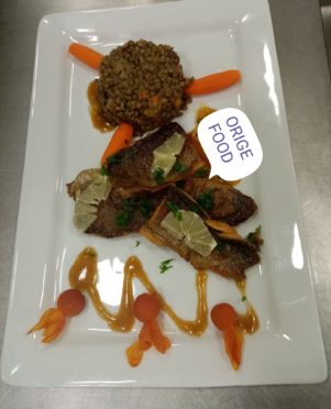 Filets de poisson Truite accompagnés de lentilles verte du Berry et des carottes glacé