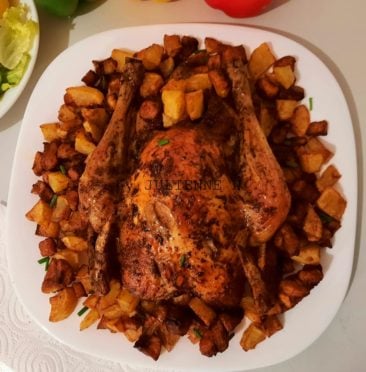 Poulet rôti avec des pommes de terre et des bananes plantains frites