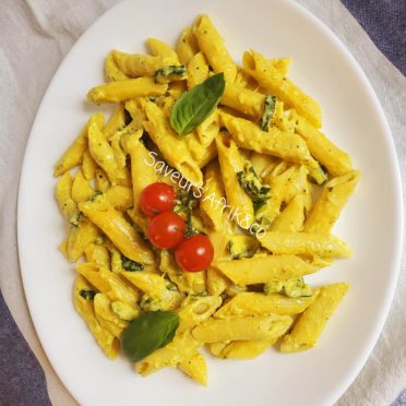 Penne aux courgettes, crème, curry et gingembre