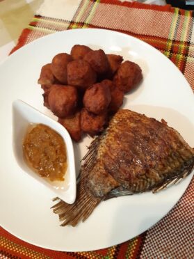 Beignet manioc banane et sauce piquante aux crevettes