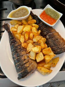 Chinchard et pommes fris accompagnés de ses sauces piquante et vert