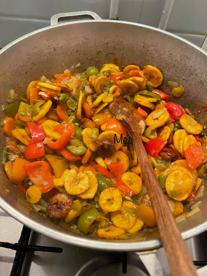 Mélange de banane plantain aux légumes et ses ailes de poulet fris Cuisine de Chez Nous