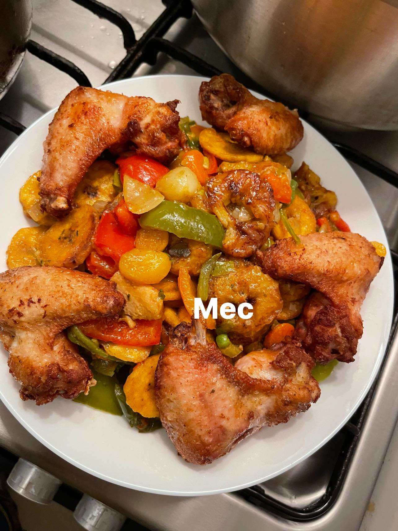 Cuisine de Chez Nous Mélange de banane plantain aux légumes et ses ailes de poulet fris