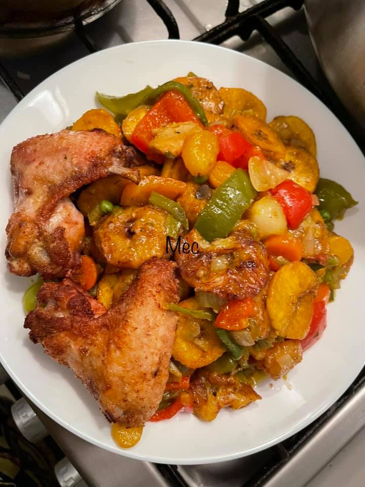 Mélange de banane plantain aux légumes et ses ailes de poulet fris Cuisine de Chez Nous