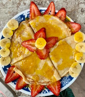 De crêpes fines et simples accompagnées du sirop à l’orange fait maison .