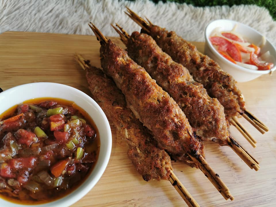 Des Brochettes De Kefta (viande Hachée) Avec Un Peu D’alloco Et Du Riz ...