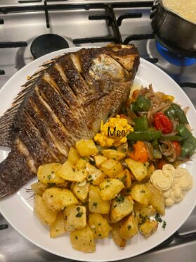 Poisson frit aux pommes de terre sautées à l’ail et au persil