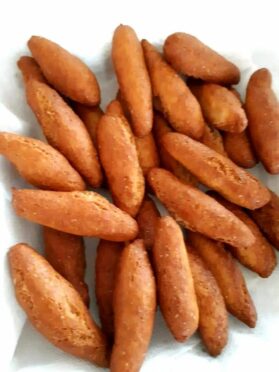 Des beignets appelés les doigts de la mariée